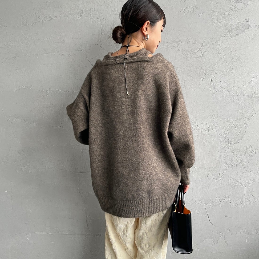 nenom [ネノム] レイヤードデザイン Vネックニット [NE25131039] 26 MOCHA &&モデル身長：150cm 着用サイズ：F&&