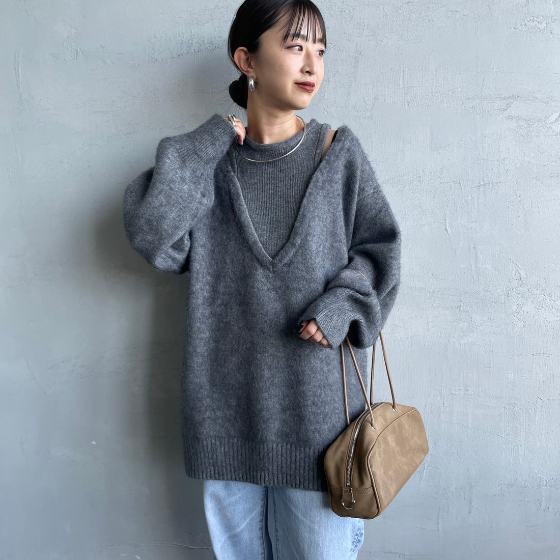 nenom [ネノム] レイヤードデザイン Vネックニット [NE25131039] 08 CHARCOA &&モデル身長：150cm 着用サイズ：F&&