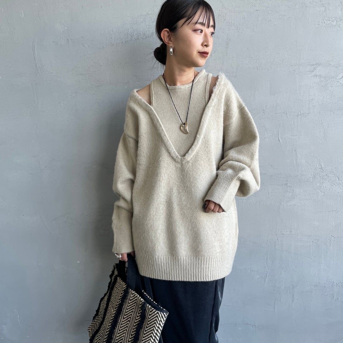 nenom [ネノム] レイヤードデザイン Vネックニット [NE25131039] 22 BEIGE &&モデル身長：150cm 着用サイズ：F&&