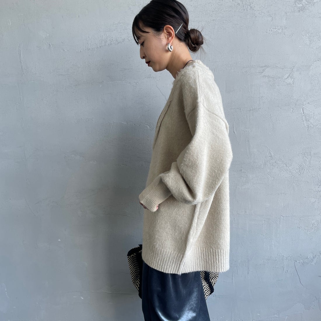 nenom [ネノム] レイヤードデザイン Vネックニット [NE25131039] 22 BEIGE &&モデル身長：150cm 着用サイズ：F&&