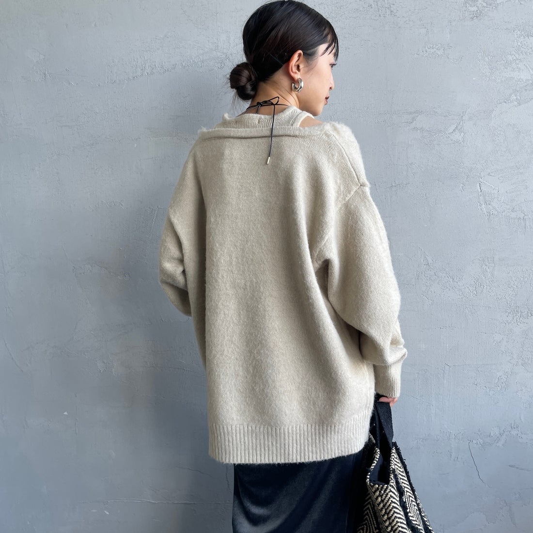 nenom [ネノム] レイヤードデザイン Vネックニット [NE25131039] 22 BEIGE &&モデル身長：150cm 着用サイズ：F&&
