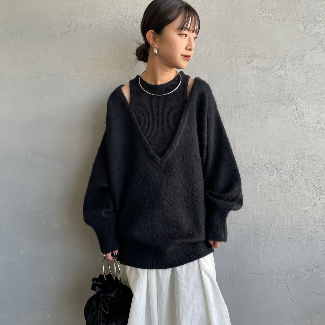 nenom [ネノム] レイヤードデザイン Vネックニット [NE25131039] 09 BLACK &&モデル身長：150cm 着用サイズ：F&&