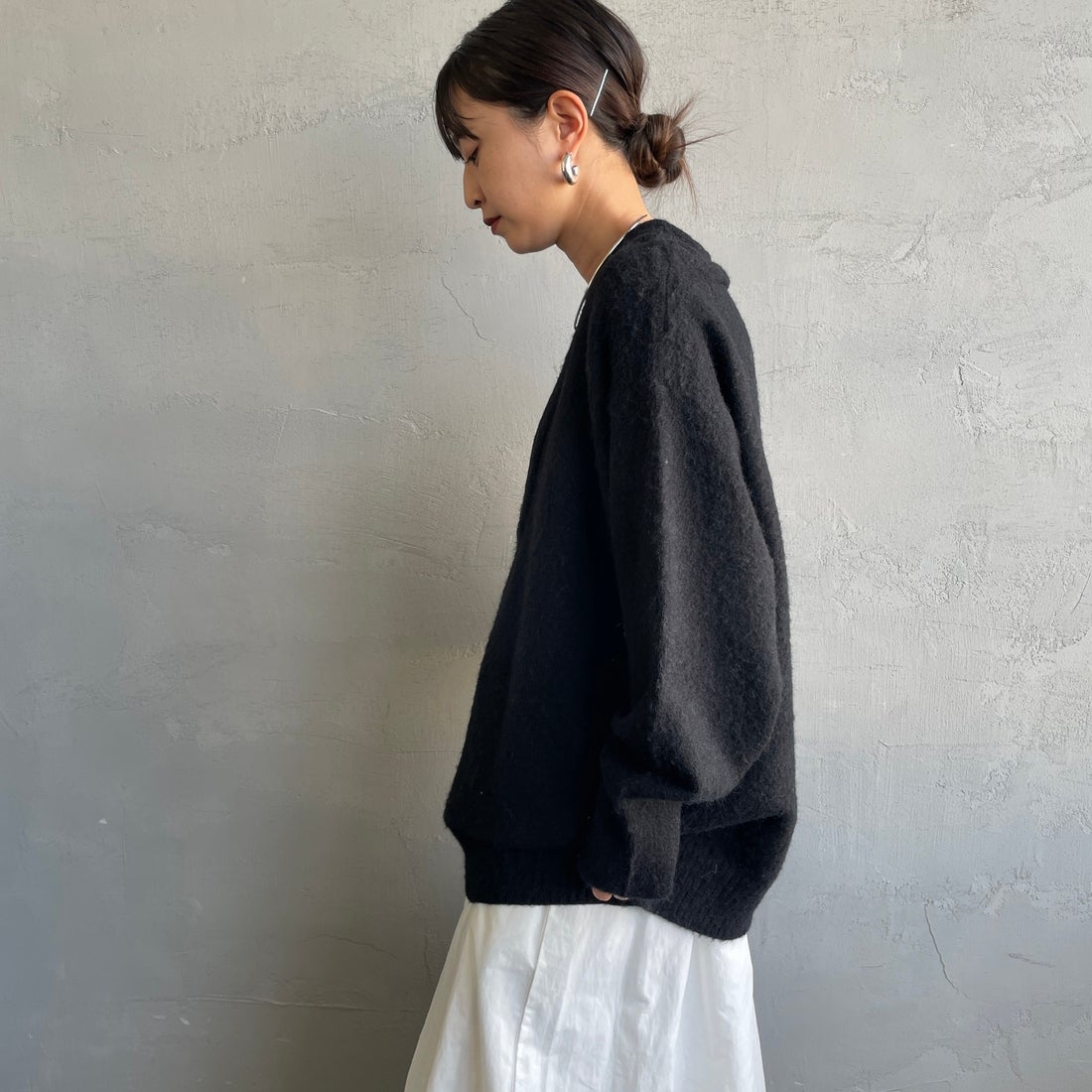 nenom [ネノム] レイヤードデザイン Vネックニット [NE25131039] 09 BLACK &&モデル身長：150cm 着用サイズ：F&&