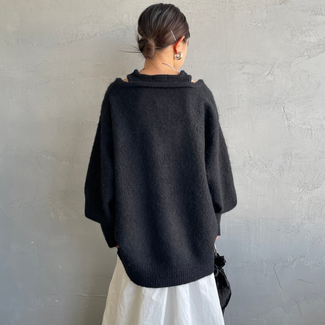 nenom [ネノム] レイヤードデザイン Vネックニット [NE25131039] 09 BLACK &&モデル身長：150cm 着用サイズ：F&&