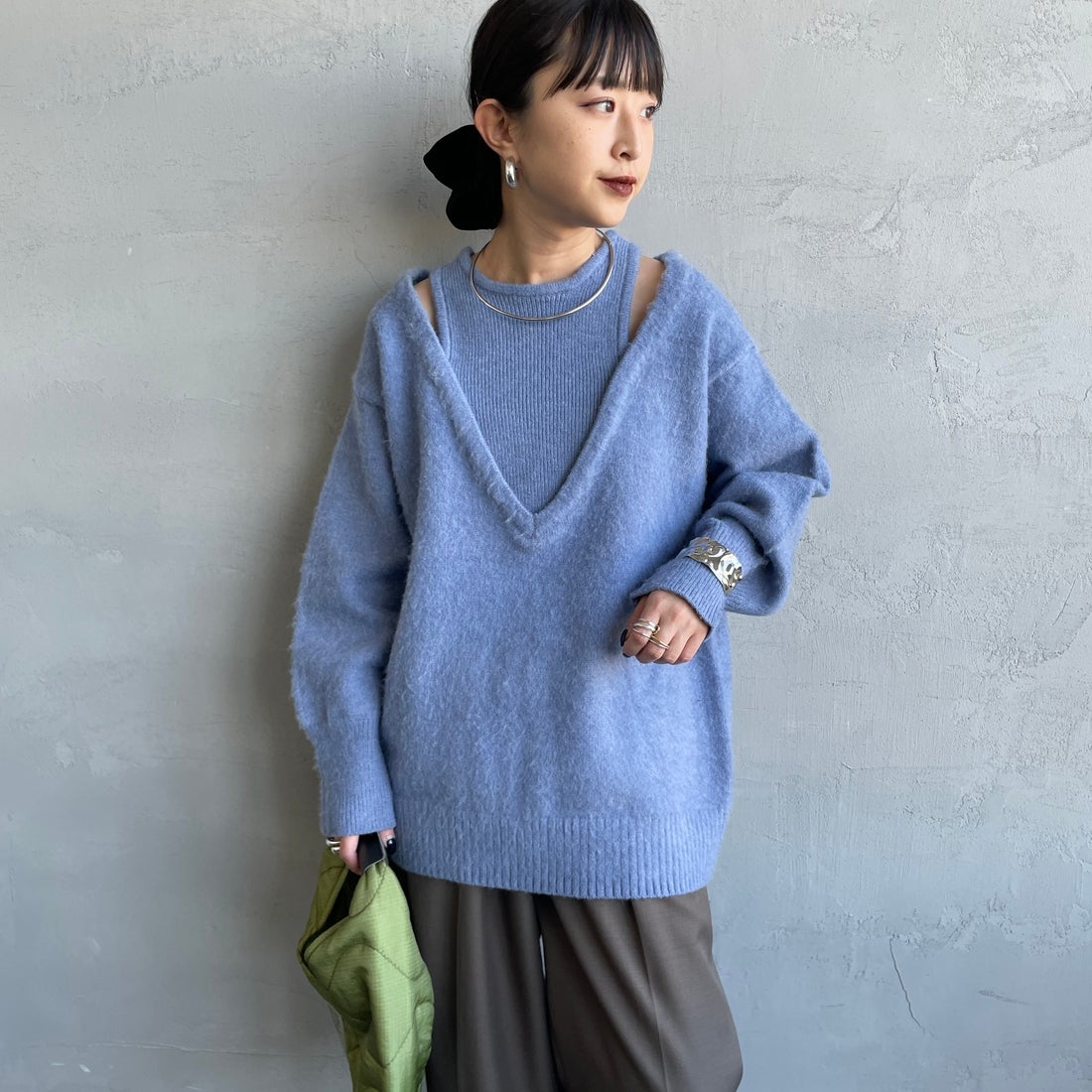 nenom [ネノム] レイヤードデザイン Vネックニット [NE25131039] 12 BLUE &&モデル身長：150cm 着用サイズ：F&&