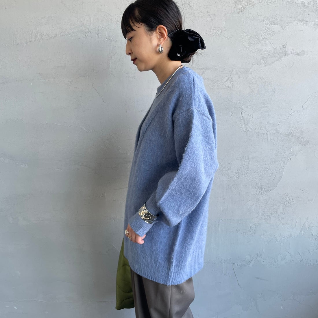 nenom [ネノム] レイヤードデザイン Vネックニット [NE25131039] 12 BLUE &&モデル身長：150cm 着用サイズ：F&&