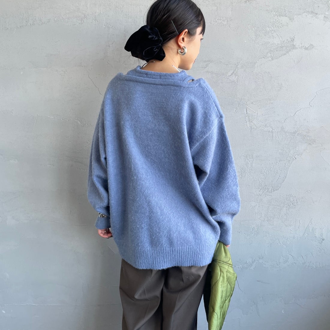 nenom [ネノム] レイヤードデザイン Vネックニット [NE25131039] 12 BLUE &&モデル身長：150cm 着用サイズ：F&&