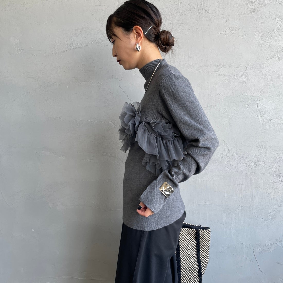 nenom [ネノム] マルチWAY チュールドッキングニットプルオーバー [NE25131042] 08 CHARCOA &&モデル身長：150cm 着用サイズ：F&&