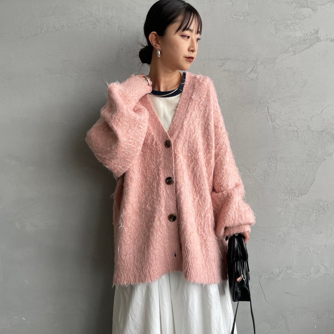 nenom [ネノム] シャギーニット Vネックカーディガン [NE25131037] 41 PINK &&モデル身長：150cm 着用サイズ：F&&