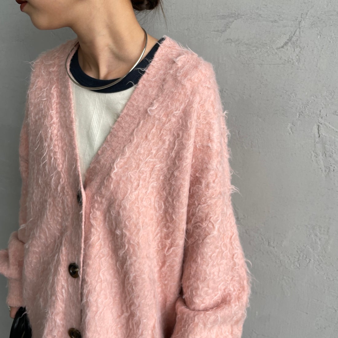 nenom [ネノム] シャギーニット Vネックカーディガン [NE25131037] 41 PINK &&モデル身長：150cm 着用サイズ：F&&