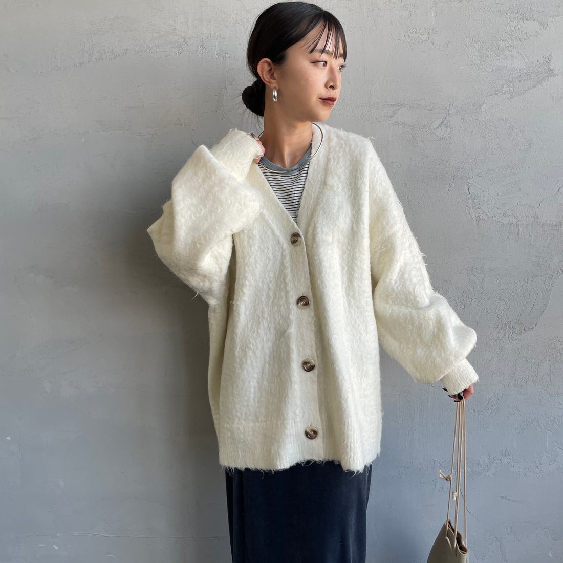 nenom [ネノム] シャギーニット Vネックカーディガン [NE25131037] 02 OFF &&モデル身長：150cm 着用サイズ：F&&