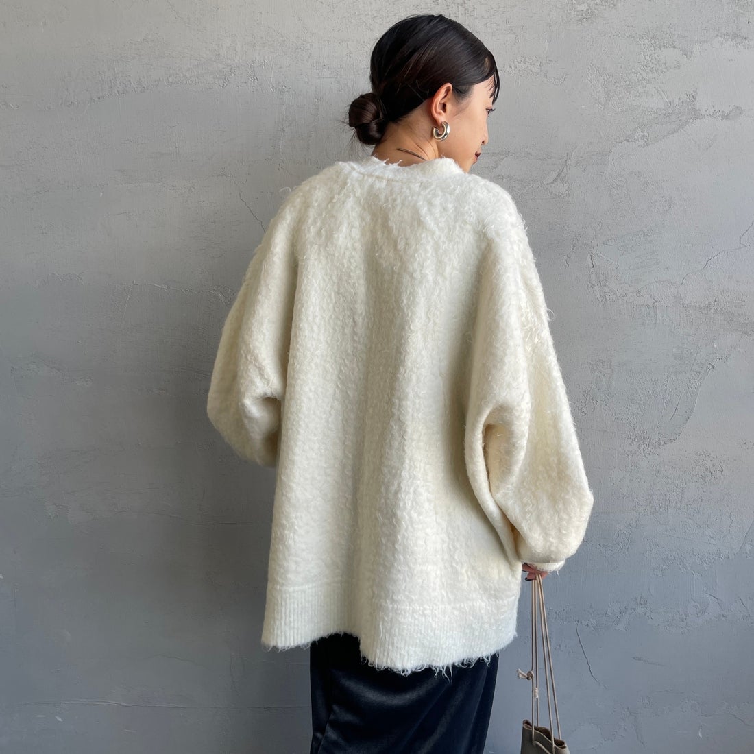 nenom [ネノム] シャギーニット Vネックカーディガン [NE25131037] 02 OFF &&モデル身長：150cm 着用サイズ：F&&