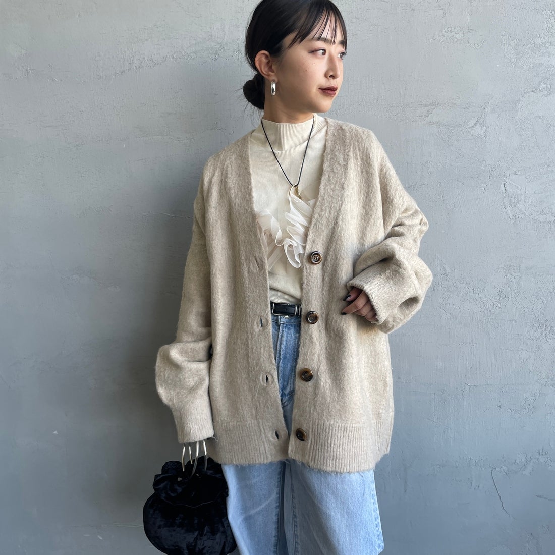 nenom [ネノム] シャギーニット Vネックカーディガン [NE25131037] 22 BEIGE &&モデル身長：150cm 着用サイズ：F&&
