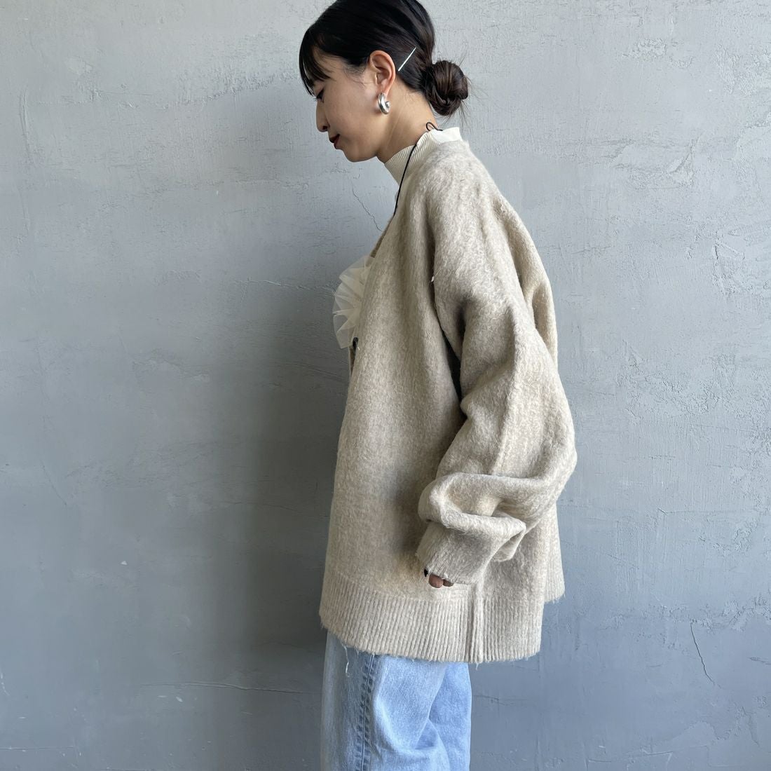 nenom [ネノム] シャギーニット Vネックカーディガン [NE25131037] 22 BEIGE &&モデル身長：150cm 着用サイズ：F&&