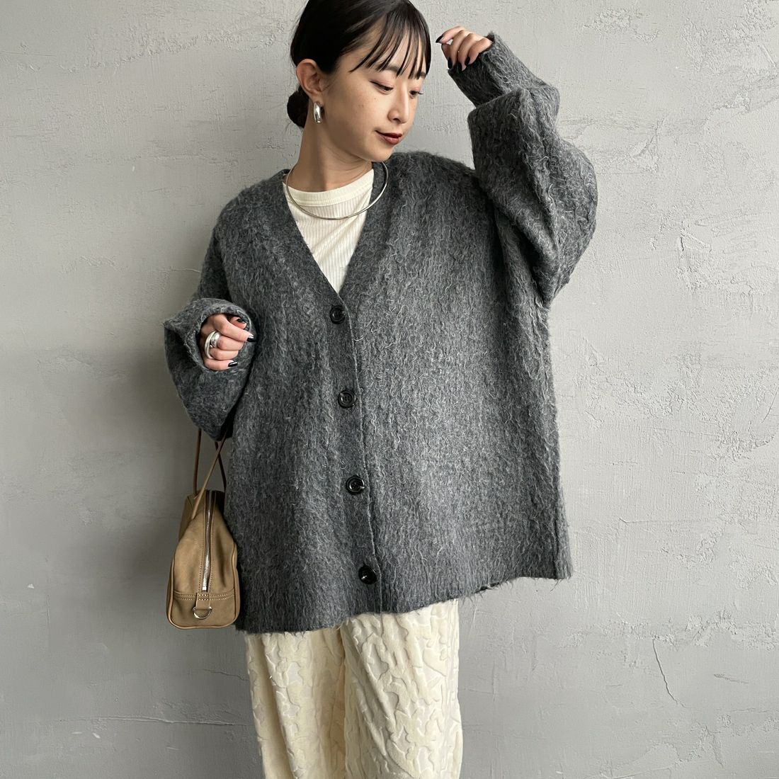 nenom [ネノム] シャギーニット Vネックカーディガン [NE25131037] 08 CHARCOA &&モデル身長：150cm 着用サイズ：F&&