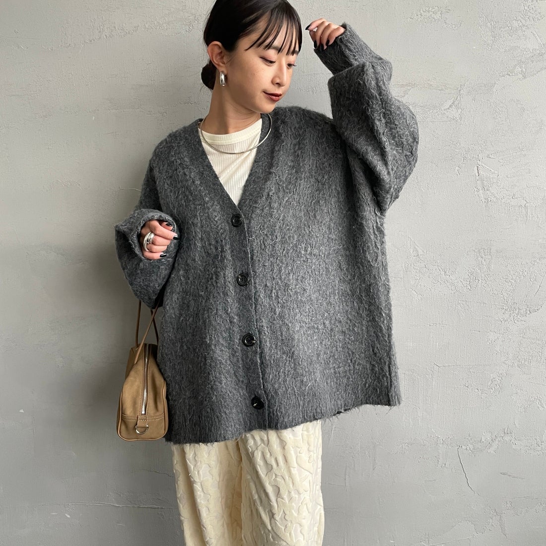 nenom [ネノム] シャギーニット Vネックカーディガン [NE25131037] 08 CHARCOA &&モデル身長：150cm 着用サイズ：F&&