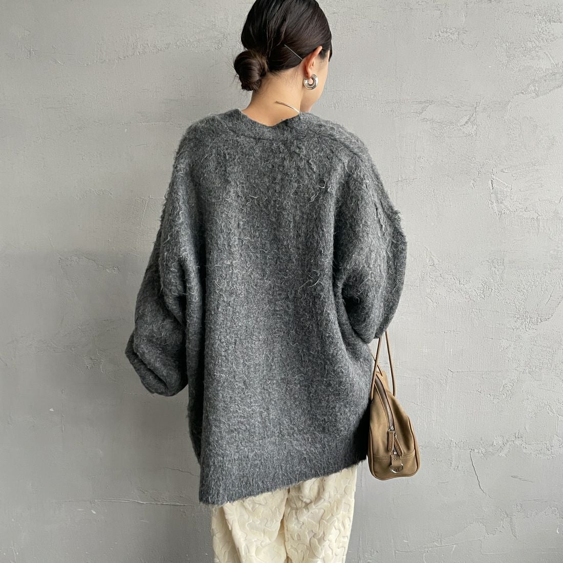 nenom [ネノム] シャギーニット Vネックカーディガン [NE25131037] 08 CHARCOA &&モデル身長：150cm 着用サイズ：F&&