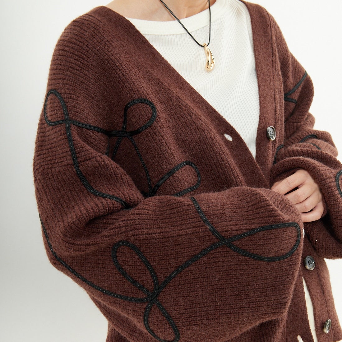 nenom [ネノム] コード刺繍 Vネックニットカーディガン [NE25131038] 28 BROWN &&モデル身長：150cm 着用サイズ：F&&