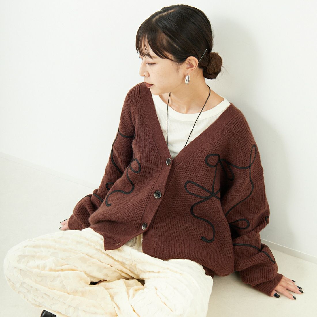 nenom [ネノム] コード刺繍 Vネックニットカーディガン [NE25131038] 28 BROWN &&モデル身長：150cm 着用サイズ：F&&