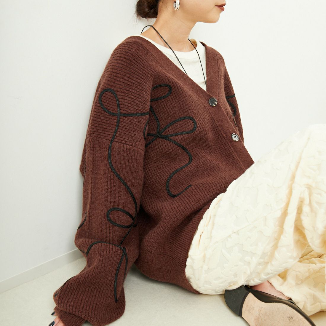nenom [ネノム] コード刺繍 Vネックニットカーディガン [NE25131038] 28 BROWN &&モデル身長：150cm 着用サイズ：F&&