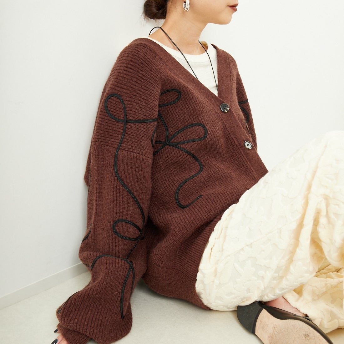 nenom [ネノム] コード刺繍 Vネックニットカーディガン [NE25131038] 28 BROWN &&モデル身長：150cm 着用サイズ：F&&