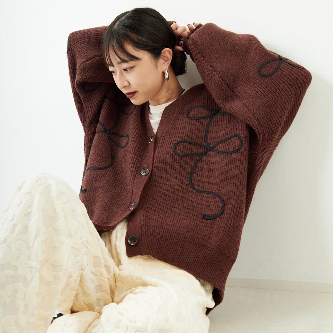 nenom [ネノム] コード刺繍 Vネックニットカーディガン [NE25131038] 28 BROWN &&モデル身長：150cm 着用サイズ：F&&