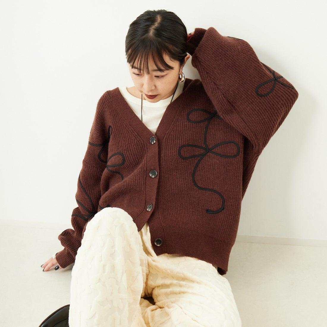 nenom [ネノム] コード刺繍 Vネックニットカーディガン [NE25131038] 28 BROWN &&モデル身長：150cm 着用サイズ：F&&