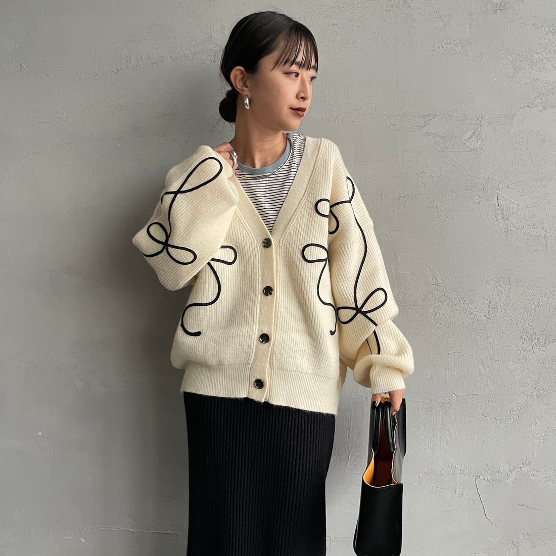 nenom [ネノム] コード刺繍 Vネックニットカーディガン [NE25131038] 02 OFF &&モデル身長：150cm 着用サイズ：F&&