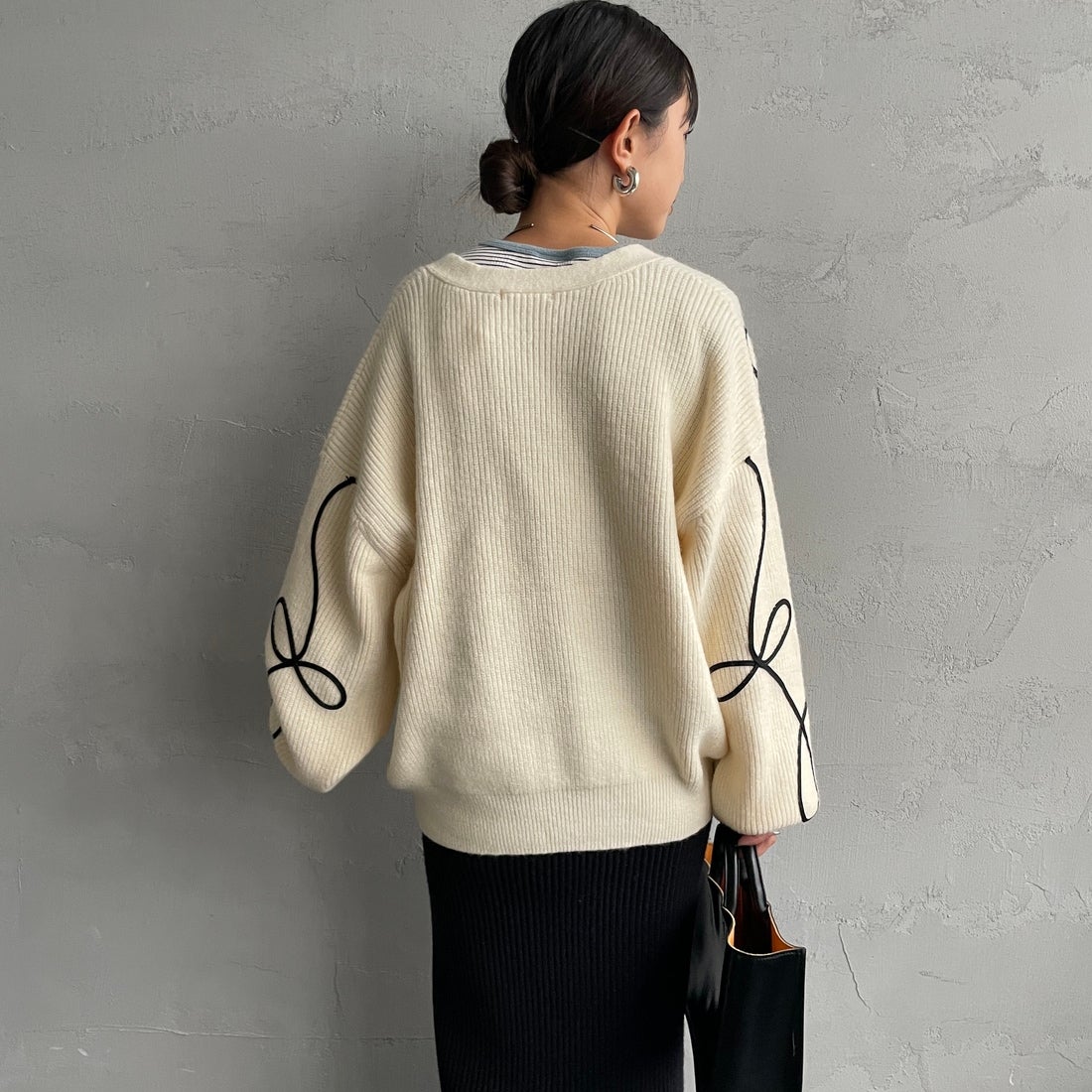 nenom [ネノム] コード刺繍 Vネックニットカーディガン [NE25131038] 02 OFF &&モデル身長：150cm 着用サイズ：F&&