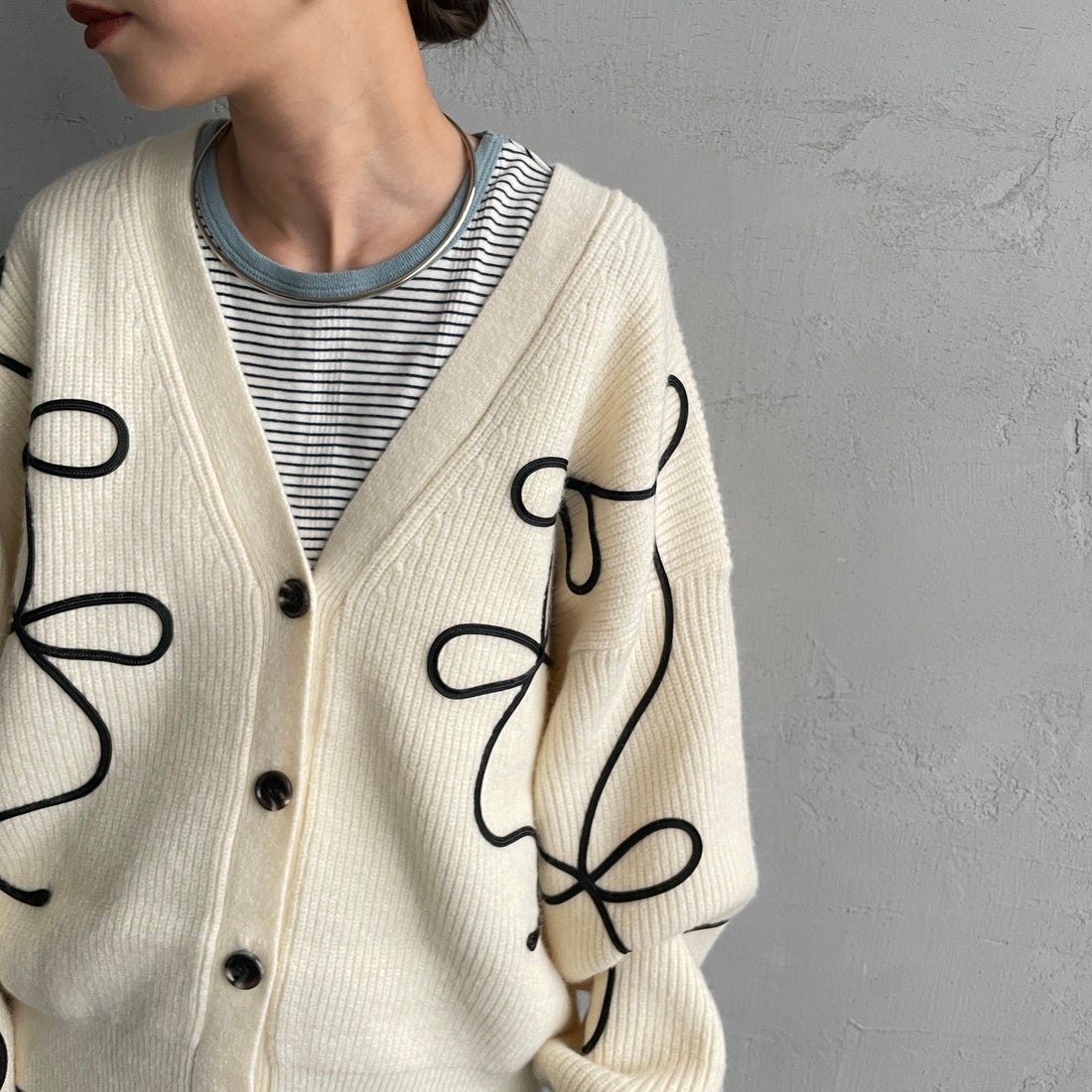 nenom [ネノム] コード刺繍 Vネックニットカーディガン [NE25131038] 02 OFF &&モデル身長：150cm 着用サイズ：F&&