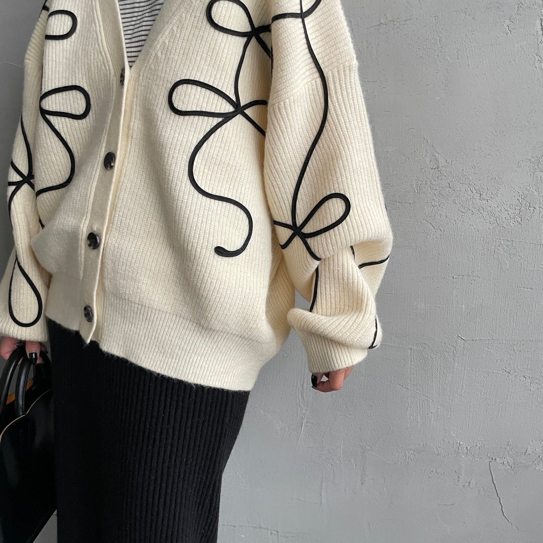 nenom [ネノム] コード刺繍 Vネックニットカーディガン [NE25131038] 02 OFF &&モデル身長：150cm 着用サイズ：F&&
