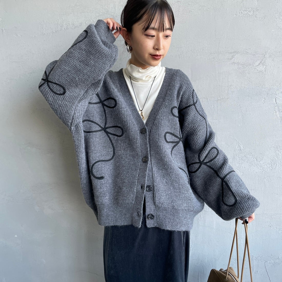 nenom [ネノム] コード刺繍 Vネックニットカーディガン [NE25131038] 08 CHARCOA &&モデル身長：150cm 着用サイズ：F&&
