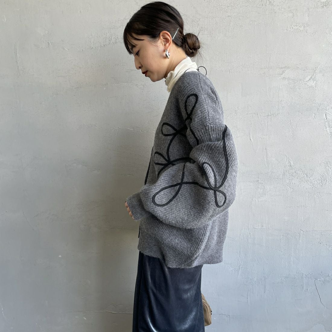 nenom [ネノム] コード刺繍 Vネックニットカーディガン [NE25131038] 08 CHARCOA &&モデル身長：150cm 着用サイズ：F&&