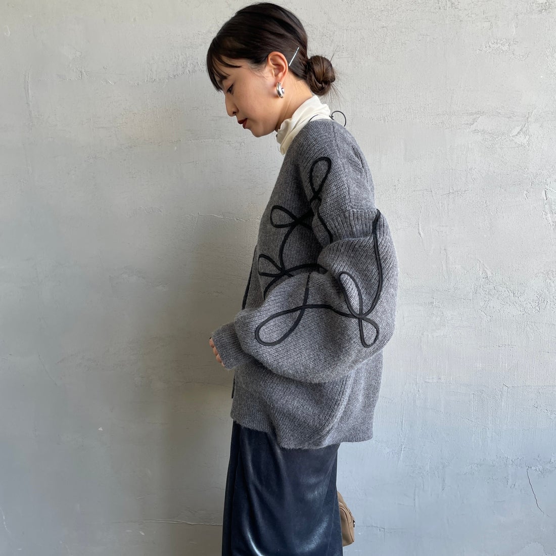 nenom [ネノム] コード刺繍 Vネックニットカーディガン [NE25131038] 08 CHARCOA &&モデル身長：150cm 着用サイズ：F&&