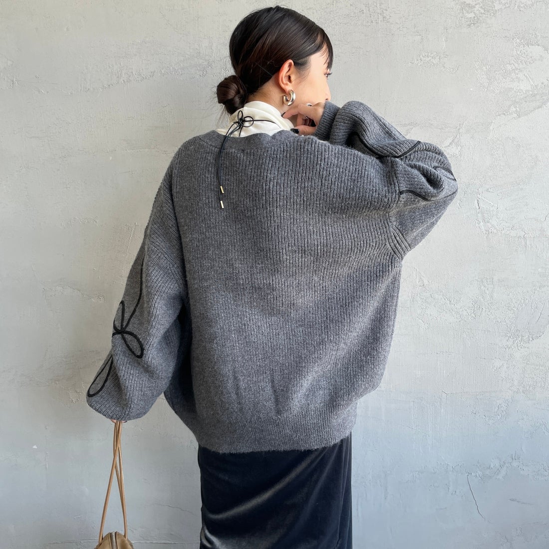 nenom [ネノム] コード刺繍 Vネックニットカーディガン [NE25131038] 08 CHARCOA &&モデル身長：150cm 着用サイズ：F&&