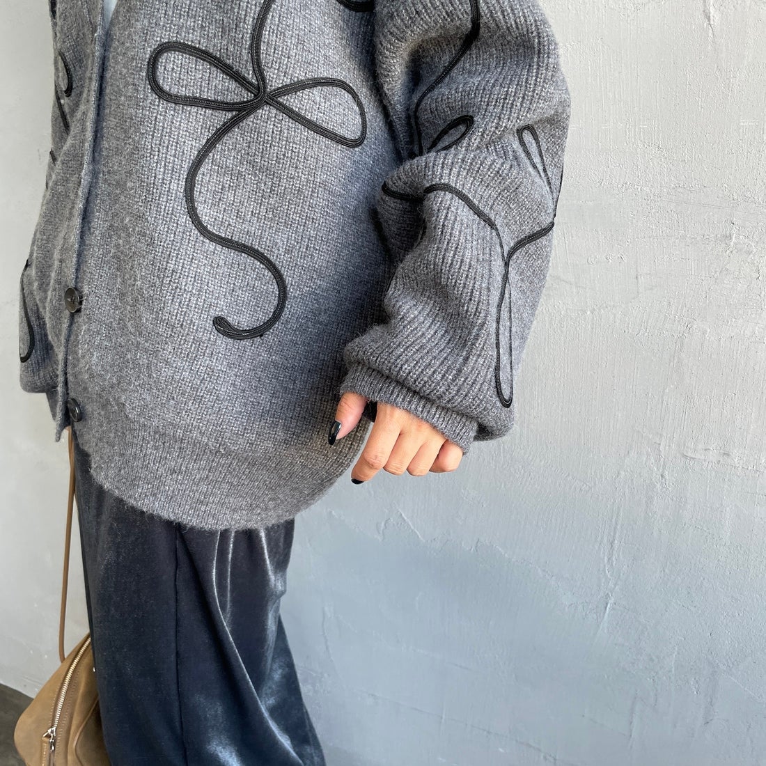 nenom [ネノム] コード刺繍 Vネックニットカーディガン [NE25131038] 08 CHARCOA &&モデル身長：150cm 着用サイズ：F&&