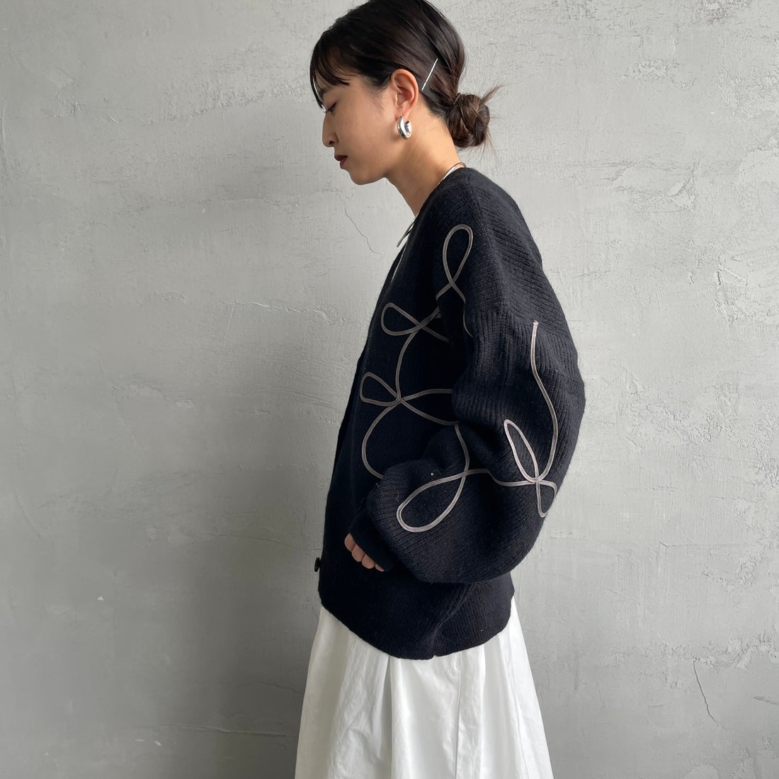 nenom [ネノム] コード刺繍 Vネックニットカーディガン [NE25131038] 09 BLACK &&モデル身長：150cm 着用サイズ：F&&