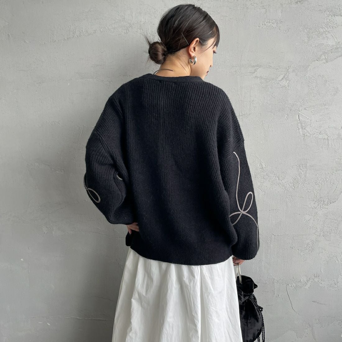 nenom [ネノム] コード刺繍 Vネックニットカーディガン [NE25131038] 09 BLACK &&モデル身長：150cm 着用サイズ：F&&