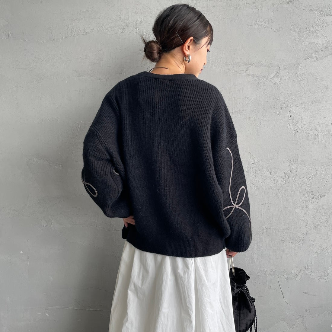 nenom [ネノム] コード刺繍 Vネックニットカーディガン [NE25131038] 09 BLACK &&モデル身長：150cm 着用サイズ：F&&