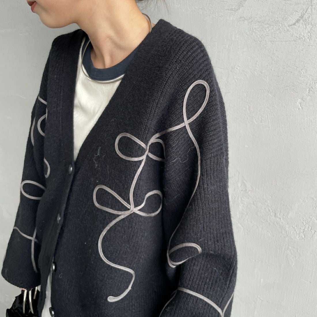 nenom [ネノム] コード刺繍 Vネックニットカーディガン [NE25131038] 09 BLACK &&モデル身長：150cm 着用サイズ：F&&