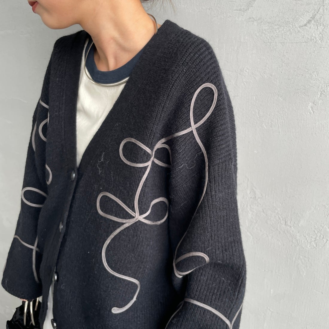nenom [ネノム] コード刺繍 Vネックニットカーディガン [NE25131038] 09 BLACK &&モデル身長：150cm 着用サイズ：F&&