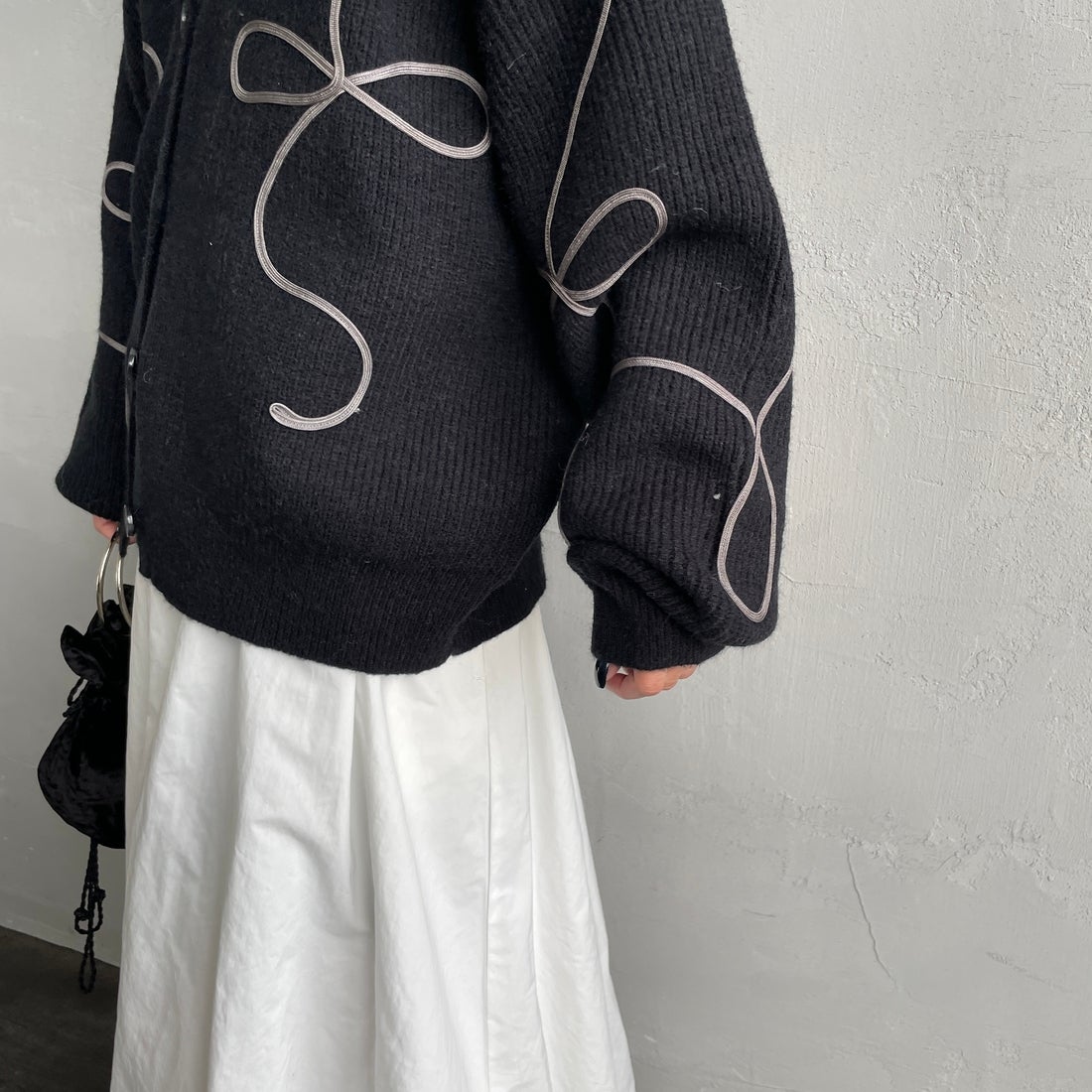 nenom [ネノム] コード刺繍 Vネックニットカーディガン [NE25131038] 09 BLACK &&モデル身長：150cm 着用サイズ：F&&