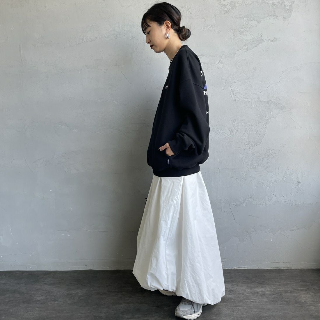 THOUSAND MILE [サウザンド マイル] 別注 バックプリント クルーネックスウェット [TM252UK50520-JF] 09 BLACK &&モデル身長：150cm 着用サイズ：S&&