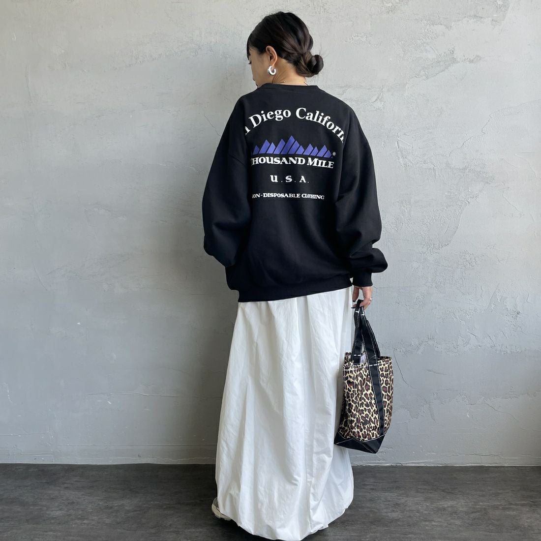 THOUSAND MILE [サウザンド マイル] 別注 バックプリント クルーネックスウェット [TM252UK50520-JF] 09 BLACK &&モデル身長：150cm 着用サイズ：S&&
