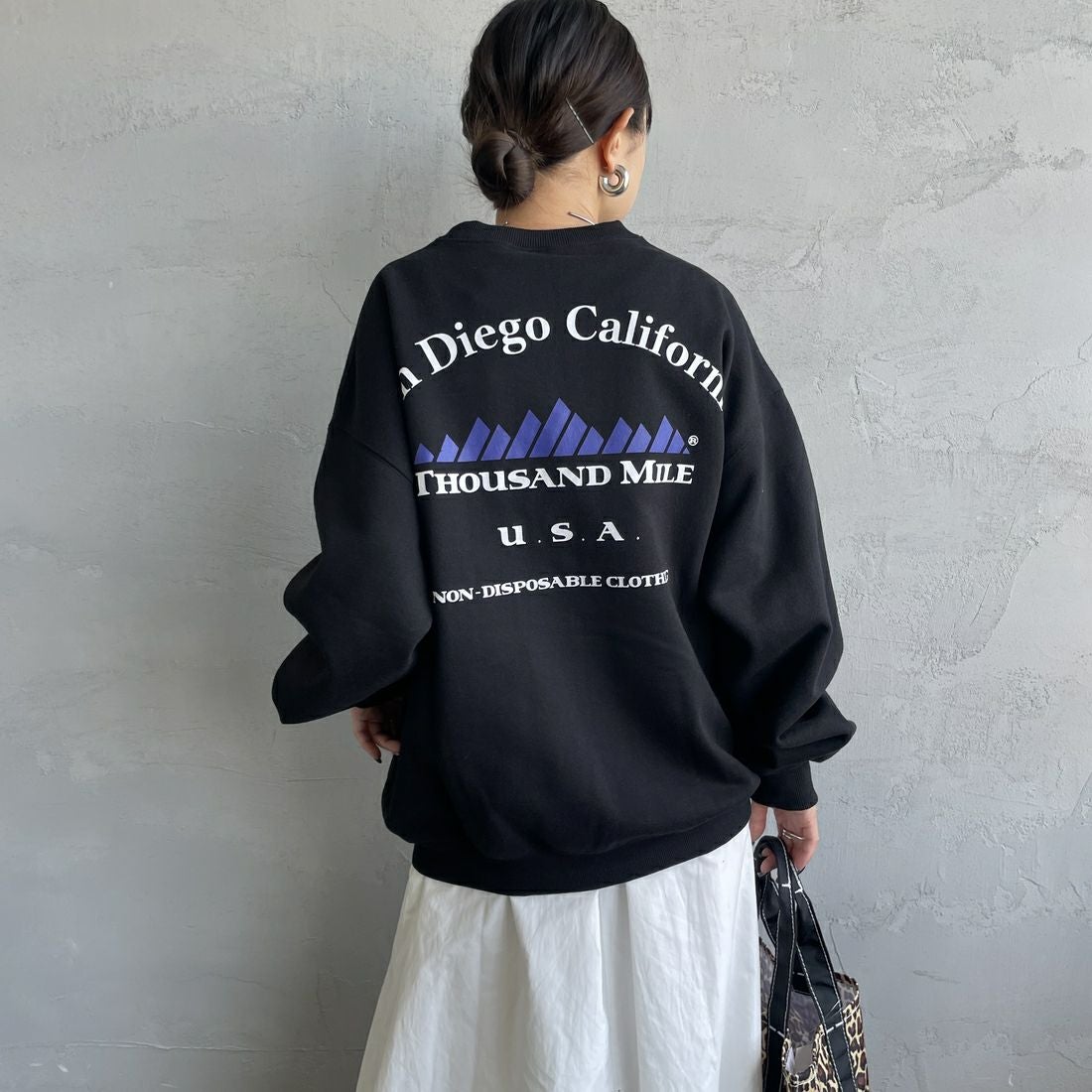 THOUSAND MILE [サウザンド マイル] 別注 バックプリント クルーネックスウェット [TM252UK50520-JF] 09 BLACK &&モデル身長：150cm 着用サイズ：S&&