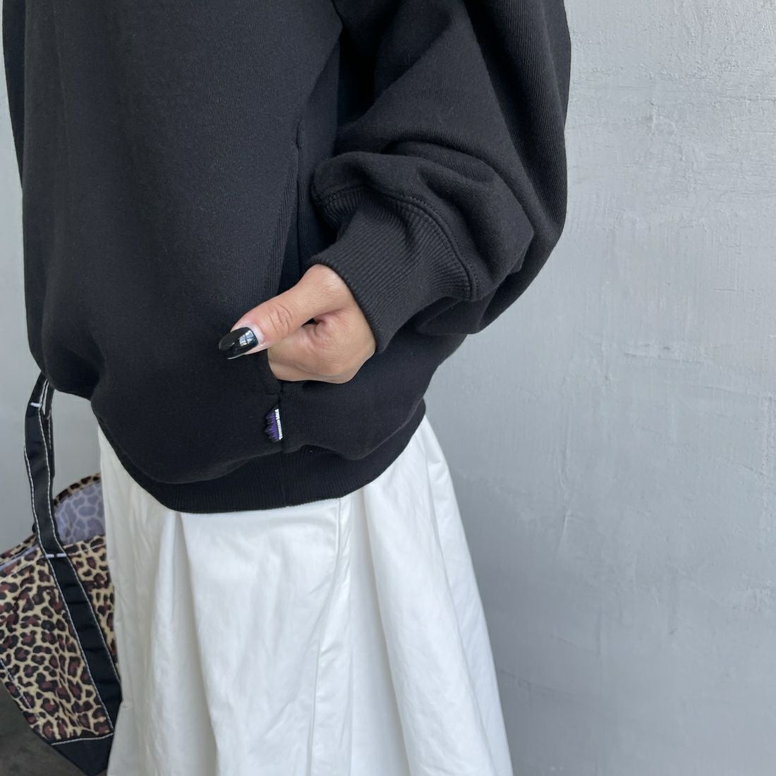 THOUSAND MILE [サウザンド マイル] 別注 バックプリント クルーネックスウェット [TM252UK50520-JF] 09 BLACK &&モデル身長：150cm 着用サイズ：S&&