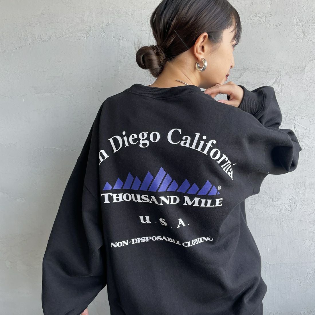 THOUSAND MILE [サウザンド マイル] 別注 バックプリント クルーネックスウェット [TM252UK50520-JF] 09 BLACK &&モデル身長：150cm 着用サイズ：S&&
