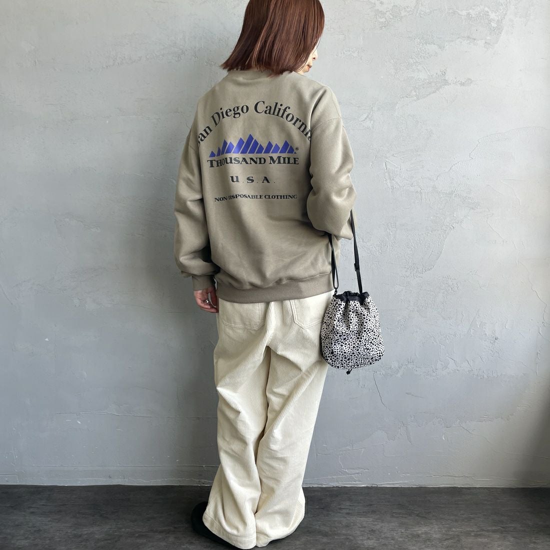 THOUSAND MILE [サウザンド マイル] 別注 バックプリント クルーネックスウェット [TM252UK50520-JF] 23 BEIGE &&モデル身長：158cm 着用サイズ：S&&