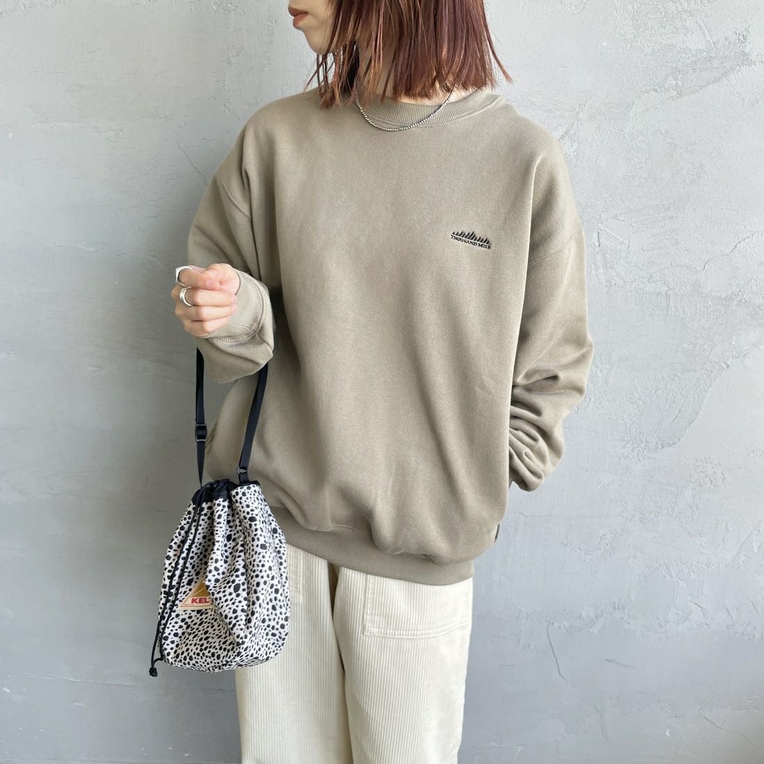 THOUSAND MILE [サウザンド マイル] 別注 バックプリント クルーネックスウェット [TM252UK50520-JF] 23 BEIGE &&モデル身長：158cm 着用サイズ：S&&