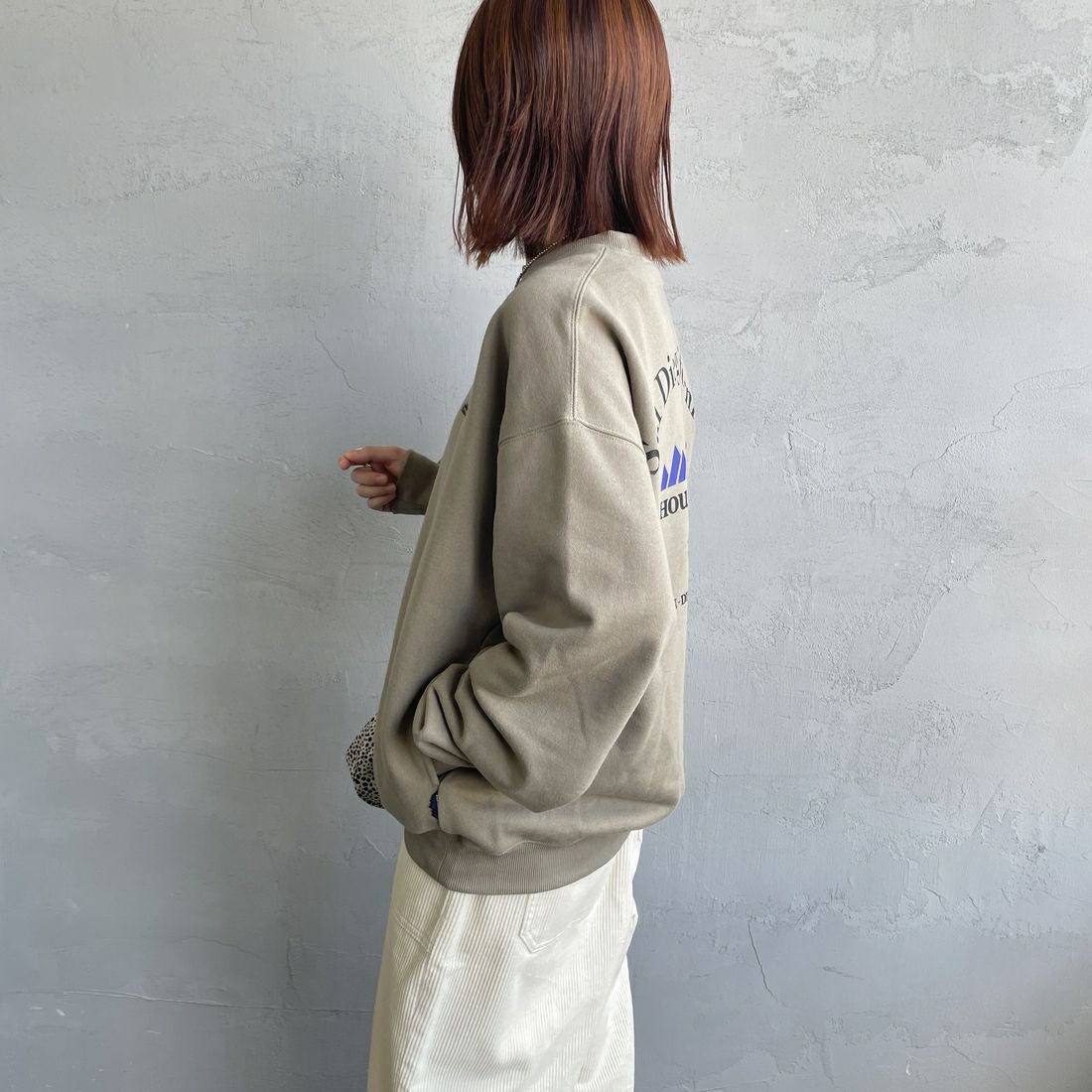 THOUSAND MILE [サウザンド マイル] 別注 バックプリント クルーネックスウェット [TM252UK50520-JF] 23 BEIGE &&モデル身長：158cm 着用サイズ：S&&